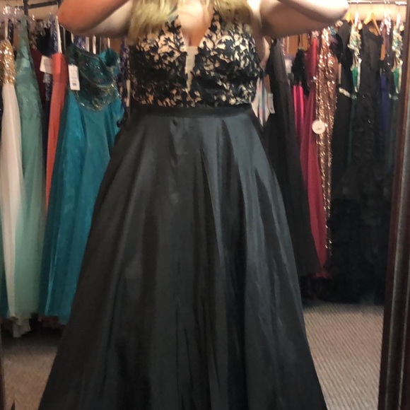 Prom dress - Picture 2 of 6